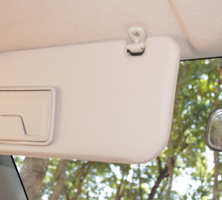Sonnenblende im Auto, Sonnenblende im PKW | © Getty Images/arisara1978