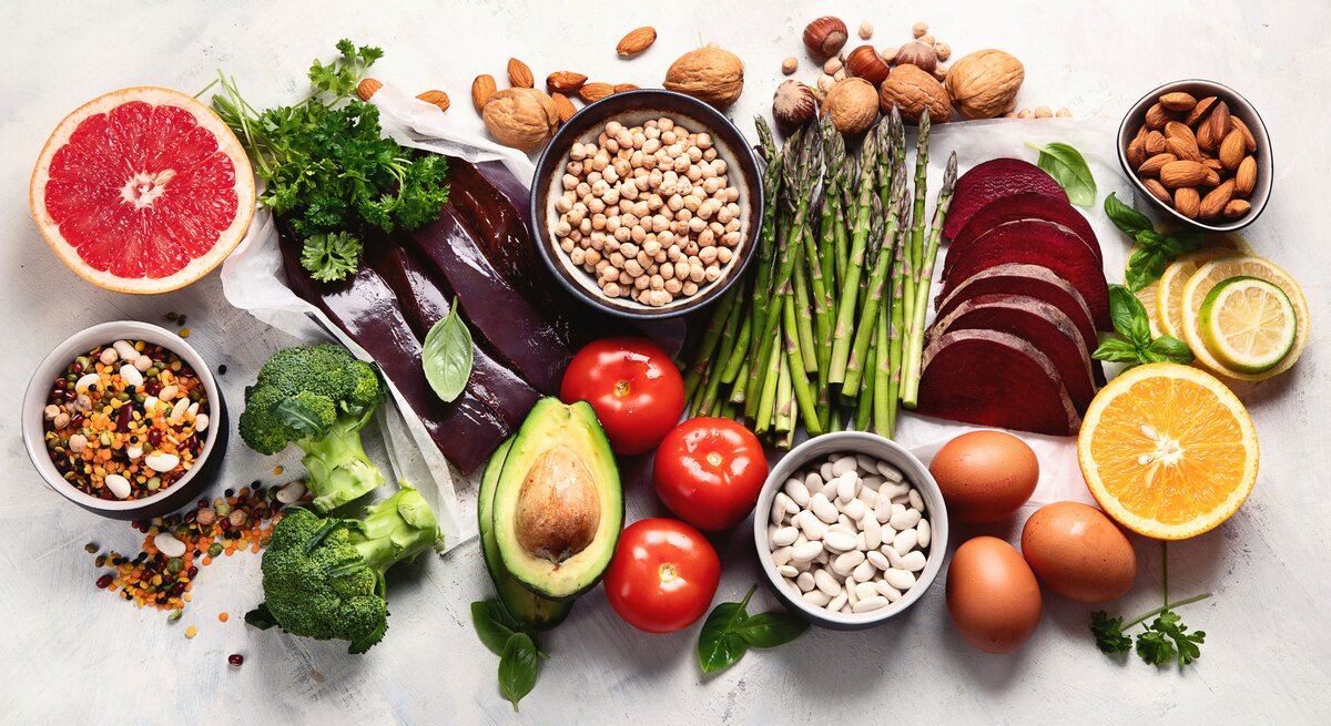 Folsäure ist ein sehr wichtiges Vitamin – das wir aber glücklicherweise wunderbar über die richtigen Lebensmittel aufnehmen können. 