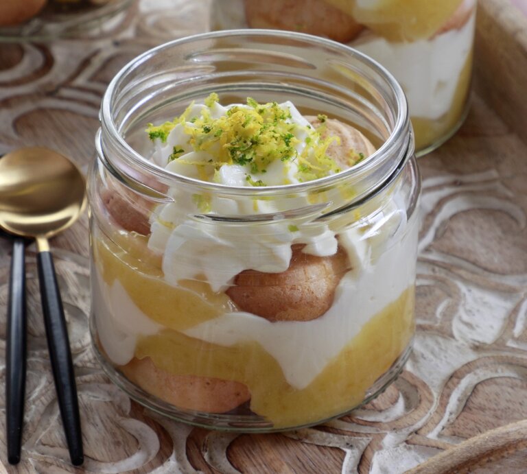 Ein Glas Zitronen-Tiramisu mit Zitronenzeste und Limettenabrieb dekoriert. | © StockFood / wawrzyniak.asia