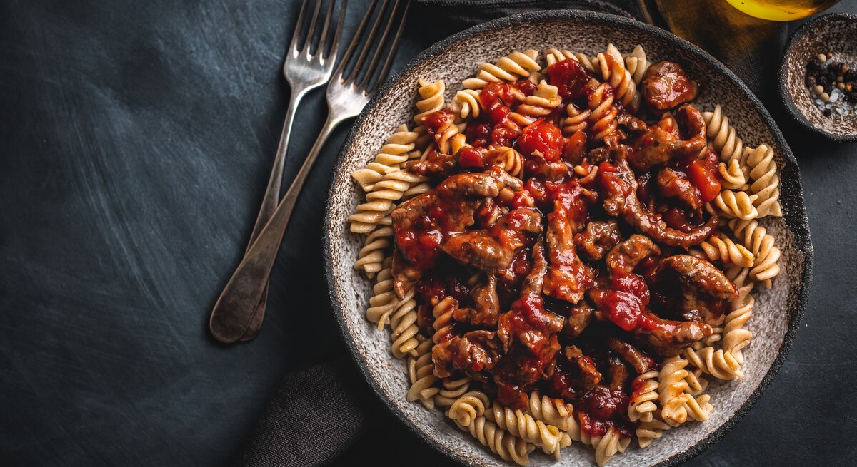 Tomaten-Geschnetzeltes auf Pasta. 