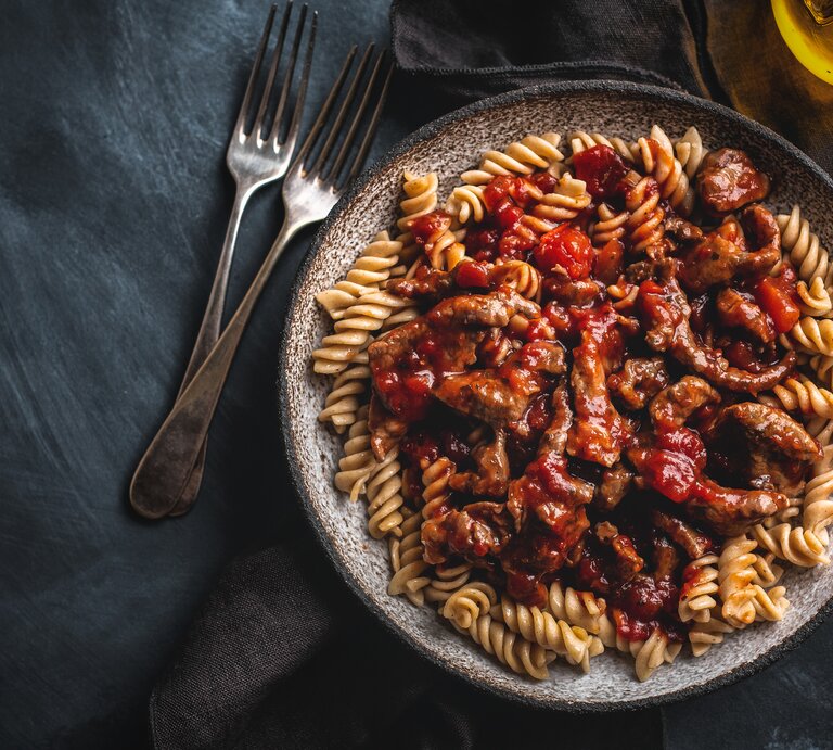 Tomaten-Geschnetzeltes auf Pasta.  | © GettyImages/nerudol