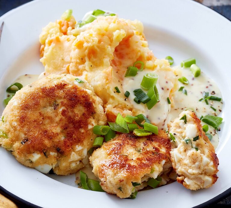 Eierfrikadellen mit Senfsoße und Karotten-Kartoffelstampf auf hellem Untergrund. | © EAT CLUB/ Isabell Triemer
