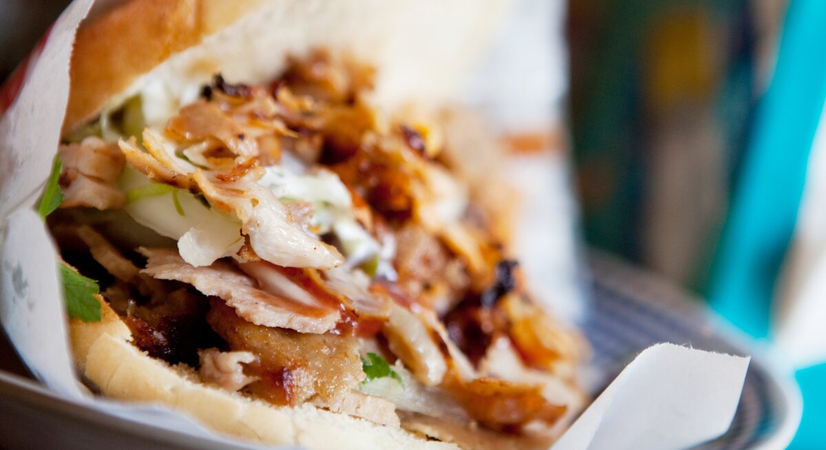 Ansicht eines leicht geöffneten Fladenbrots mit klassischer Döner-Füllung. 