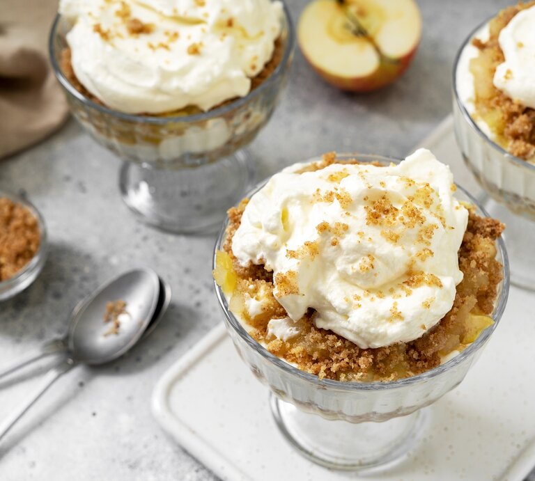 Drei Gläser dänisches Apfeldessert auf einem grauen Tisch. | © AdobeStock/klio_l