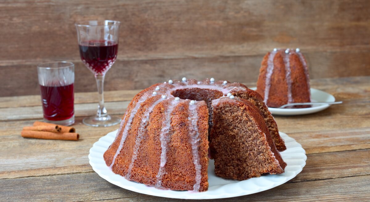 "Durstige Nonne"-Kuchen. Mit Rotwein getränkter Gugelhupf mit Zimt und rosa Glasur. 