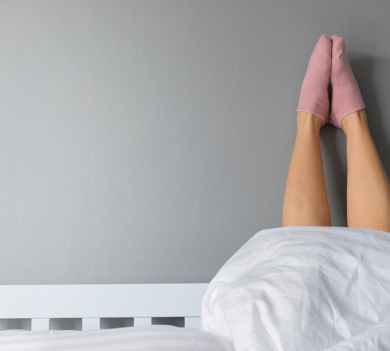 Mit Socken im Bett | © iStock/HearttoHeart0225