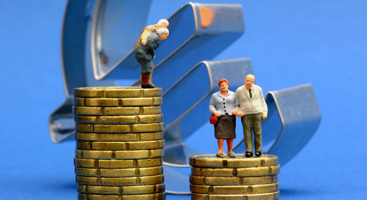 Rentner-Figuren, die auf ungelich großen Münzstapeln stehen. 