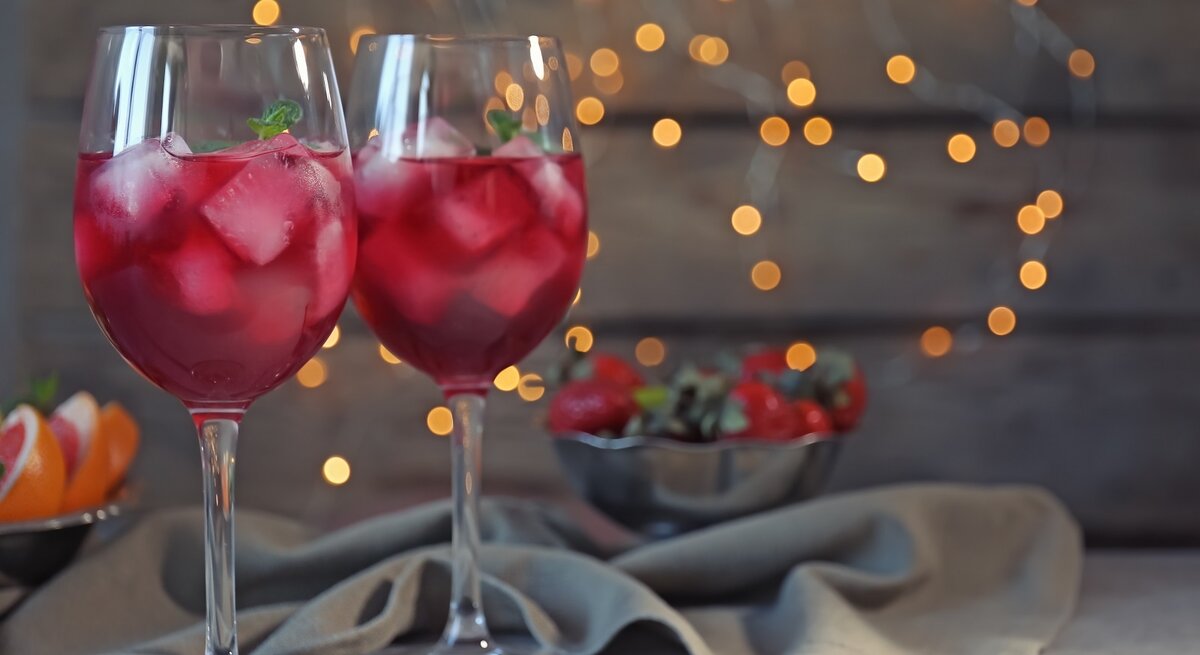 Zwei Gläser mit Lillet Rouge Tonic.