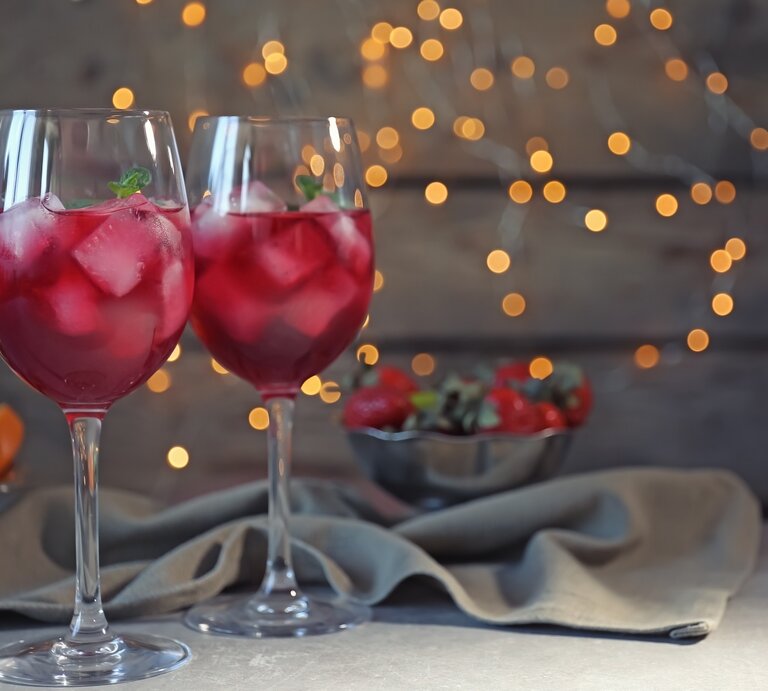 Zwei Gläser mit Lillet Rouge Tonic. | © AdobeStock/Africa Studio