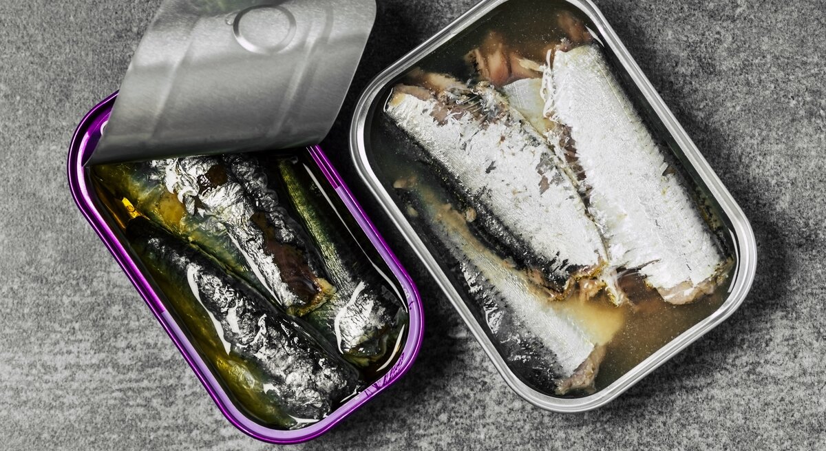 Eingelegter Fisch in einer Dose. 