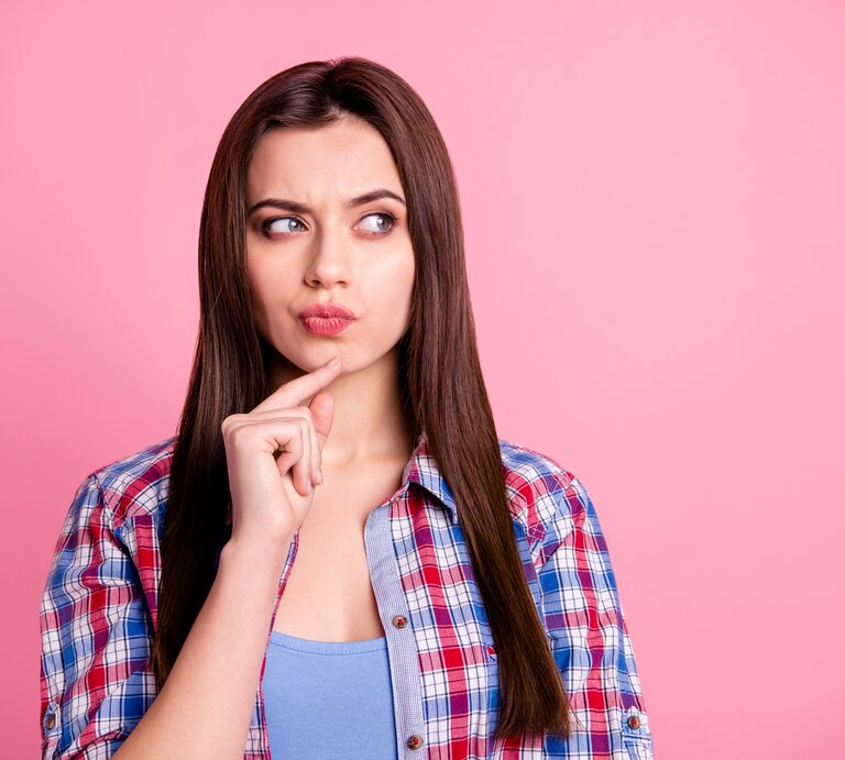 Eine nachdenkliche Frau | © Shutterstock / Roman Samborskyi