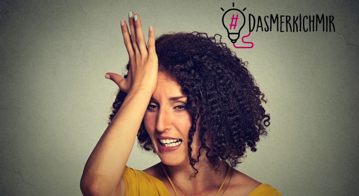 Eine Frau mit lockigem Haar und einem gelben Oberteil zeigt eine Geste des Missgeschicks oder der Verlegenheit, indem sie ihre Hand an die Stirn legt. Sie hat einen besorgten Gesichtsausdruck und sieht zur Seite, als hätte sie einen Fehler gemacht oder etwas Wichtiges vergessen. Neben ihr ist der Hashtag "#DAS MERK ICH MIR" mit einer Glühbirnen-Grafik zu sehen.