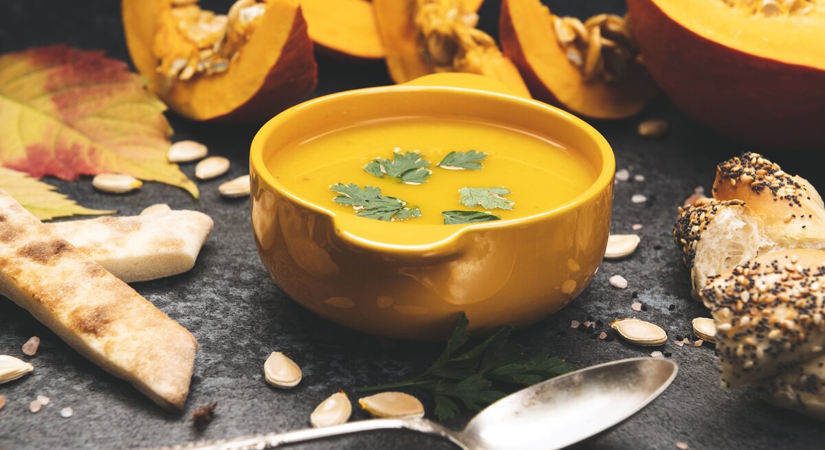 Kürbissuppe in herbstlichem Ambiente. 