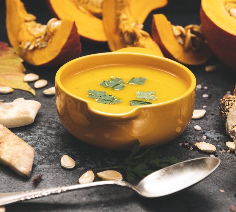 Kürbissuppe in herbstlichem Ambiente.  | © GettyImages/Rouzes
