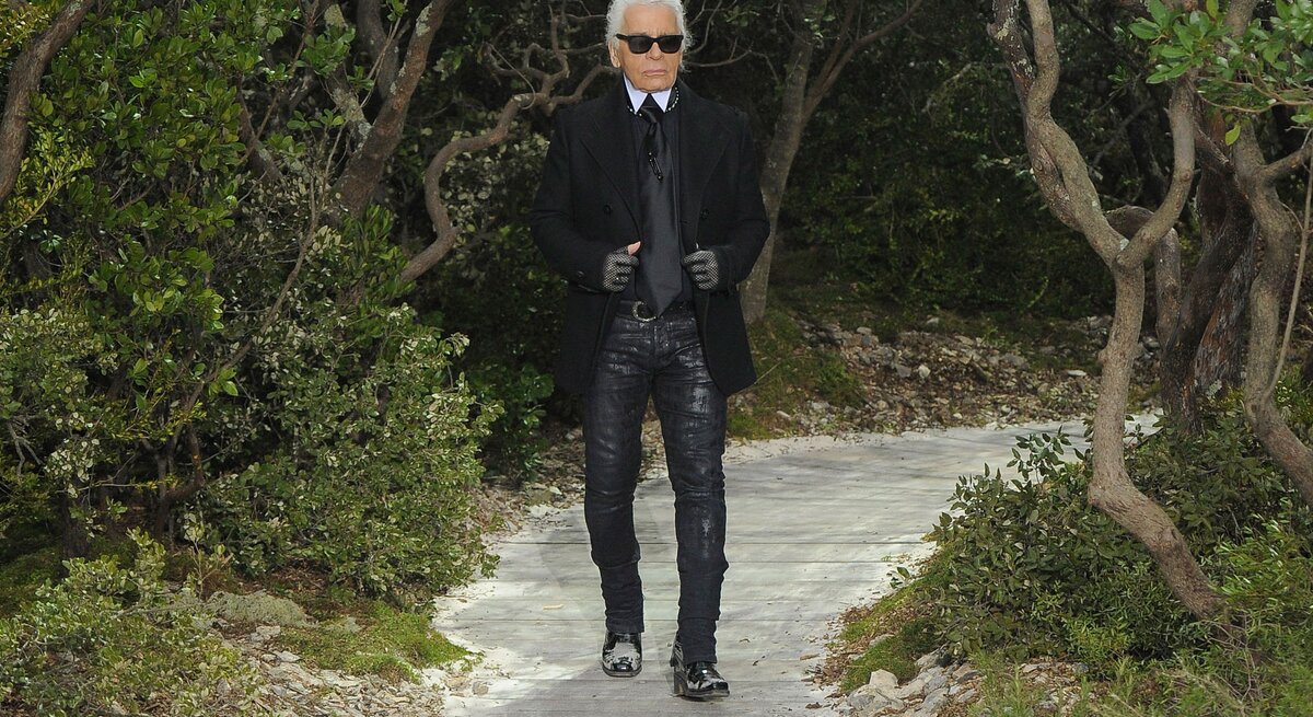 Karl Lagerfeld läuft nach einer Modenschau auf den Laufsteg.