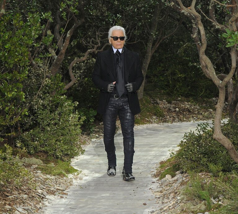 Karl Lagerfeld läuft nach einer Modenschau auf den Laufsteg. | © Chris Moore/Catwalking/Getty Images