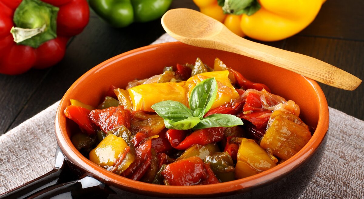 Eine Schüssel mit Peperonata auf einem Küchentuch.