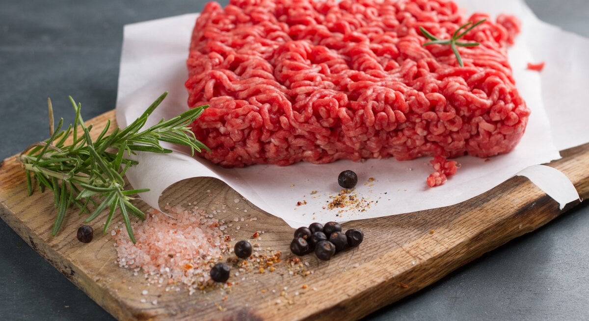 rohes Hackfleisch auf einem Holzbrett. 