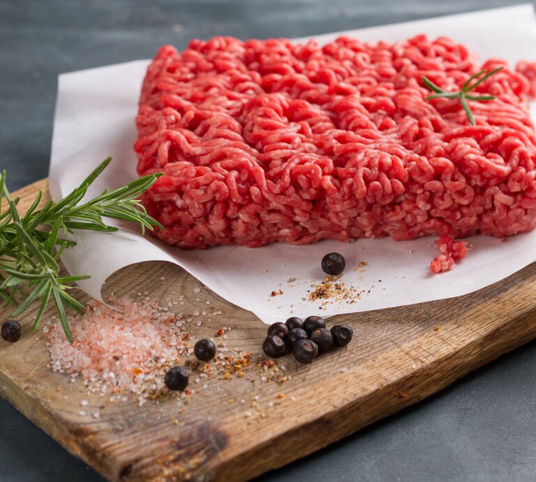 rohes Hackfleisch auf einem Holzbrett.  | © iStock/ Wiktory