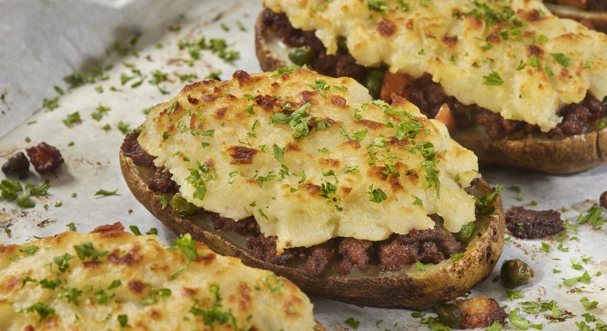 Gefüllte Kartoffeln mit Hackfleisch und Püree-Haube , bestreut mit Petersilie.