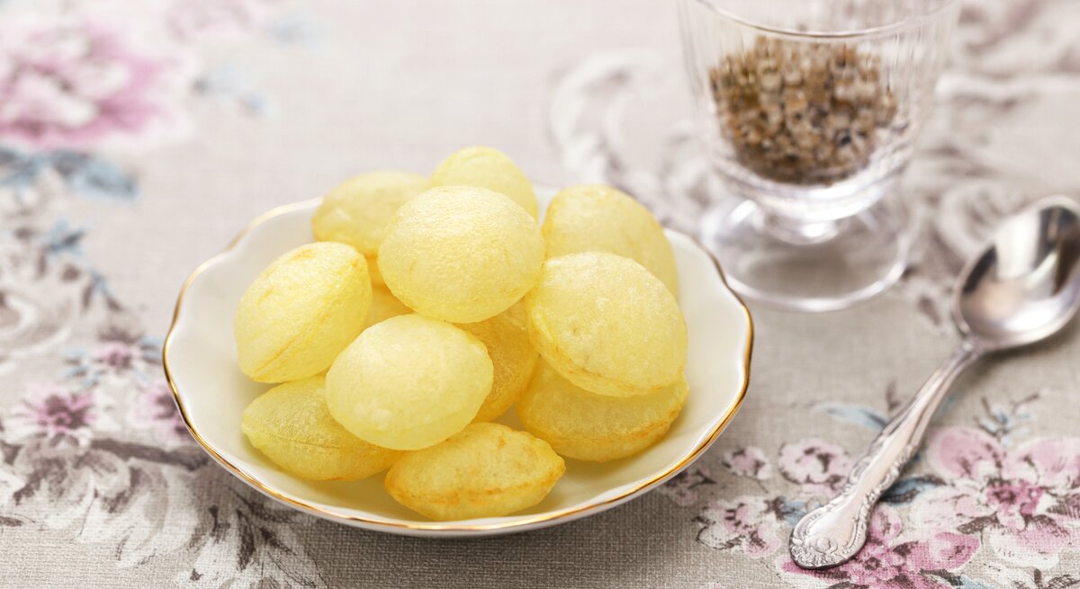 Ballon-Kartoffeln auf Teller. 