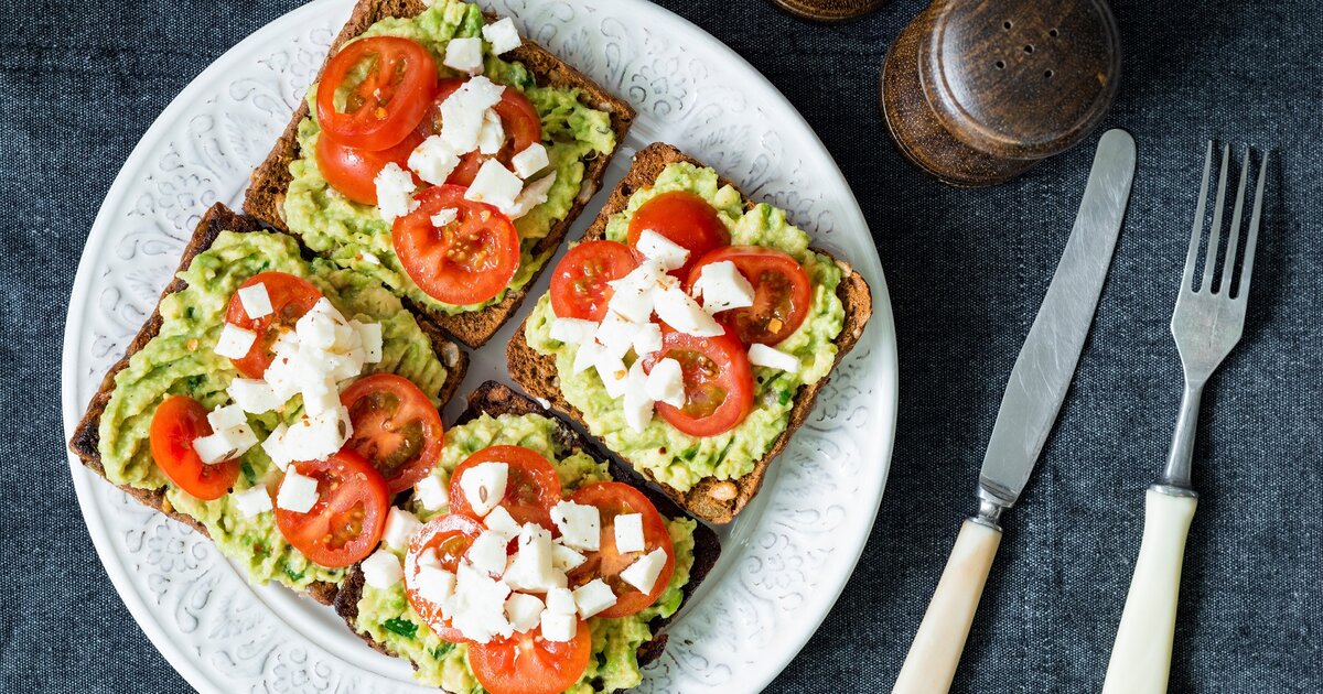 Toast mit Basilikum-Avocado, Tomaten und Mozzarella – guter Start