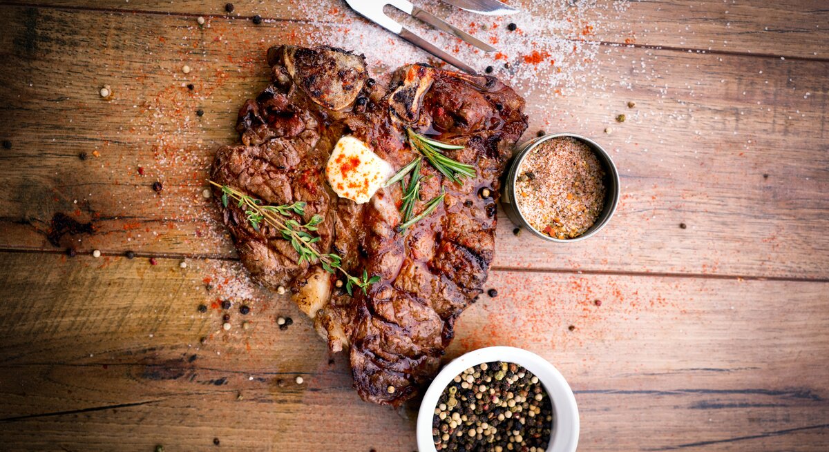 Beim Besuch eines Steakrestaurants ist die Wahl des richtigen Steaks von Bedeutung. 