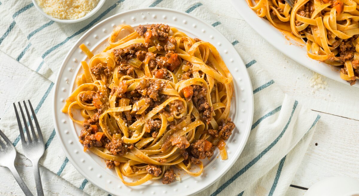 Von-Oben-Ansicht eines Tellers mit Pasta in Hackfleisch-Käse-Soße.