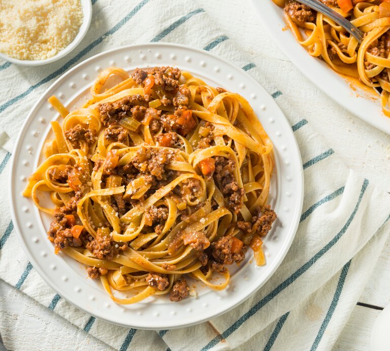 Von-Oben-Ansicht eines Tellers mit Pasta in Hackfleisch-Käse-Soße. | © Shutterstock/Brent Hofacker
