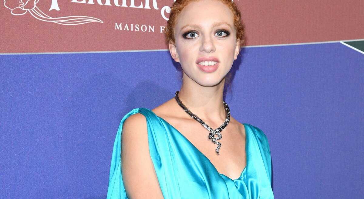 Boris Beckers Tochter Anna Ermakova im hellblauen Abendkleid und zurückgesteckten Haaren