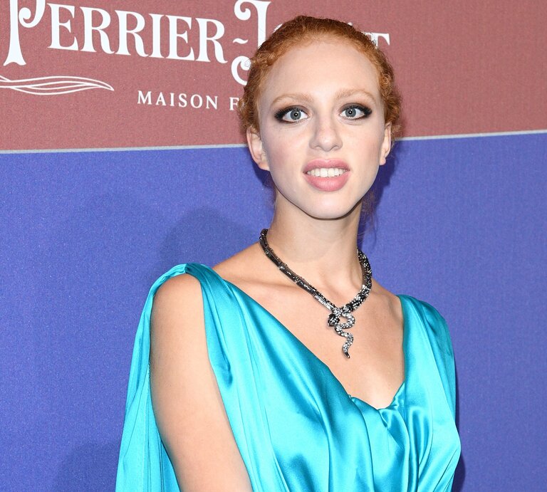 Boris Beckers Tochter Anna Ermakova im hellblauen Abendkleid und zurückgesteckten Haaren | © Getty Images / Daniele Venturelli