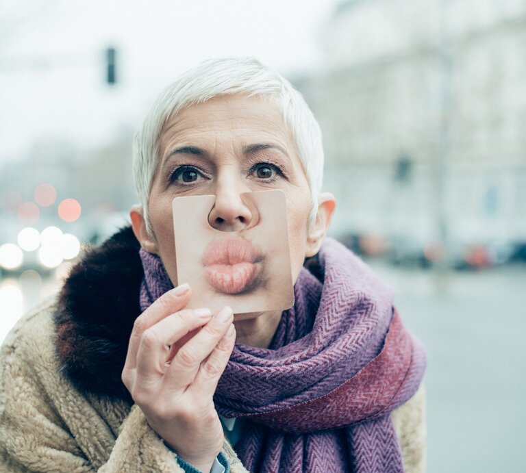 Sie können Ihrem Körper (fast) jeden Wunsch von den Lippen ablesen! Über unseren Gesundheitszustand flüstern die uns nämlich ganz schön viel zu. | © iStock/RgStudio