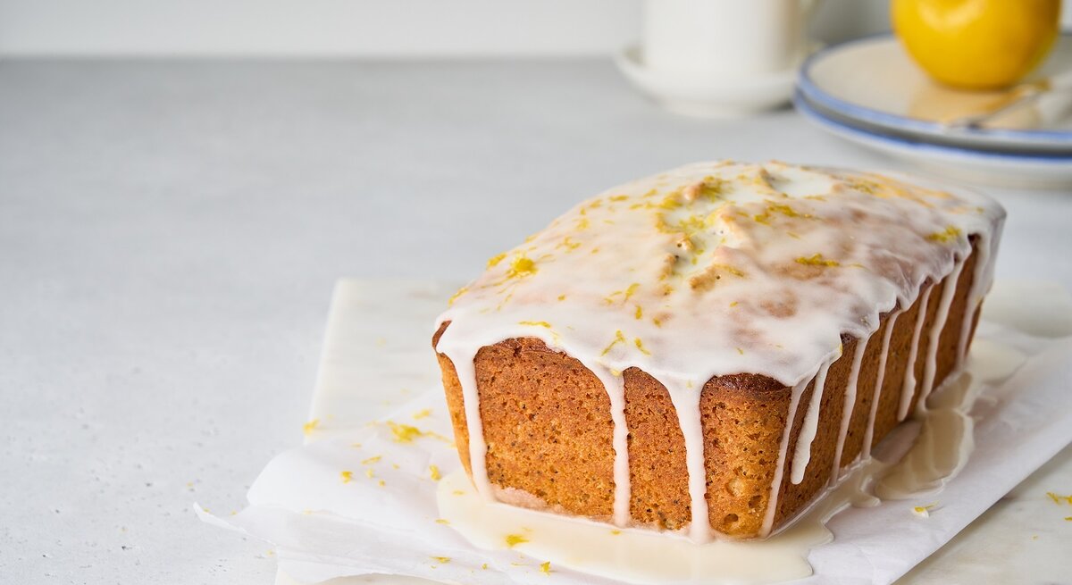 Ein Limoncello-Mascarpone-Kuchen auf einem hellen Tisch.