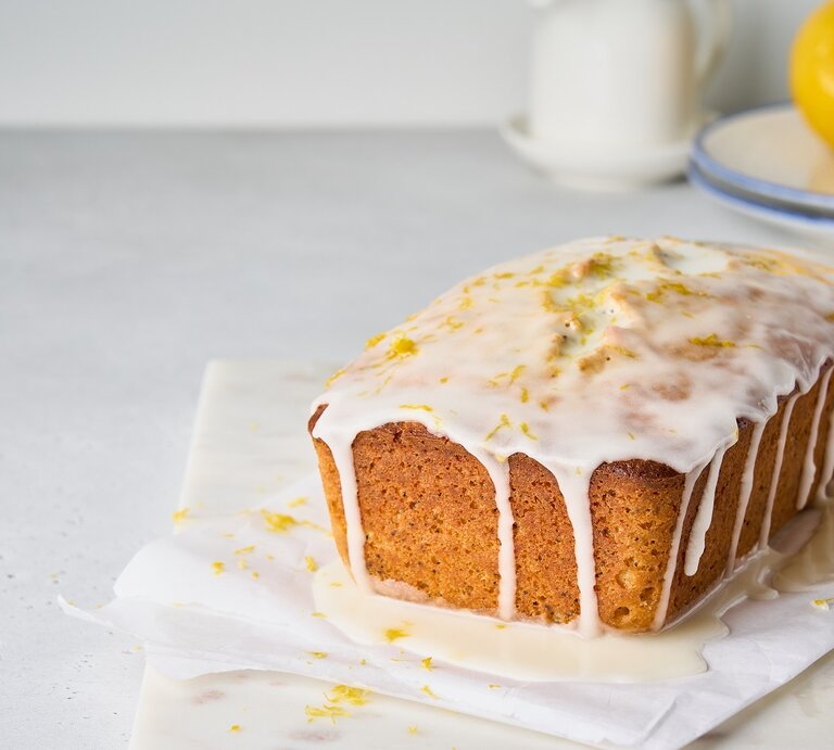 Ein Limoncello-Mascarpone-Kuchen auf einem hellen Tisch. | © Shutterstock/Nata Bene