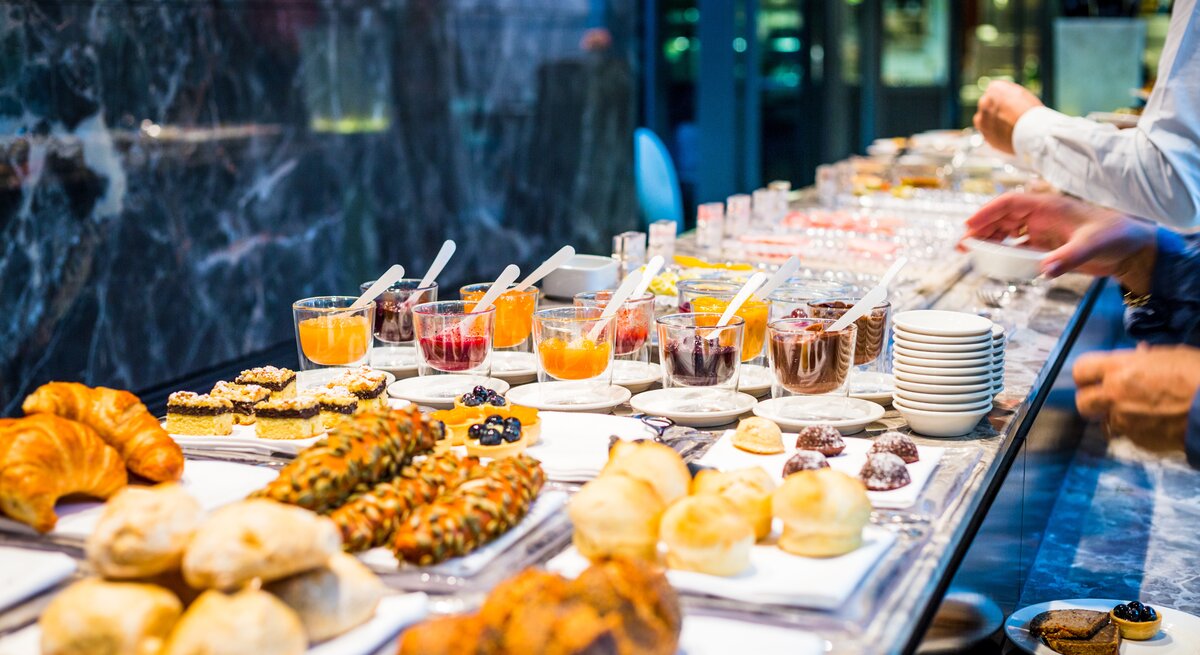 Ein üppiges Frühstücksbuffet in einem Hotel.
