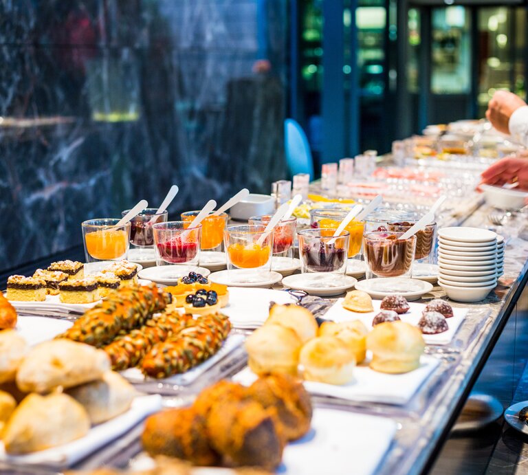 Ein üppiges Frühstücksbuffet in einem Hotel. | © shutterstock / Ksenija Toyechkina