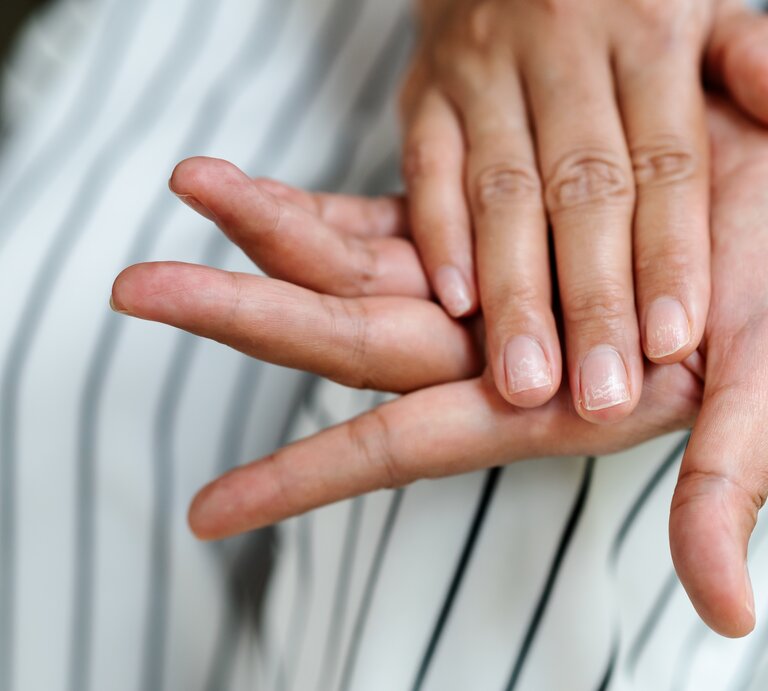 Eine Person präsentiert ihre Fingernägel. | © Getty Images/Cavan Images