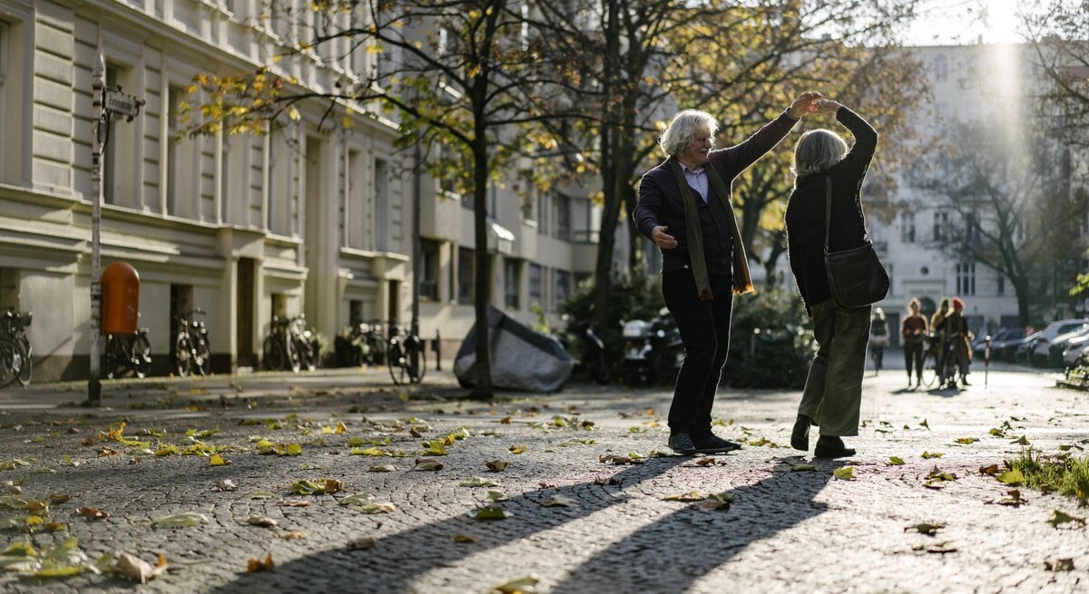älteres Paar tanz auf der Straße.jpg