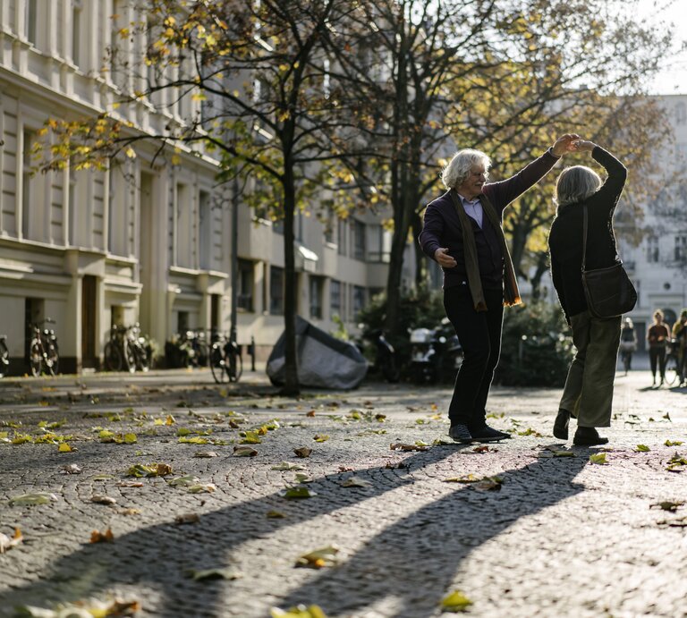 älteres Paar tanz auf der Straße.jpg | © Getty Images /	Janina Steinmetz