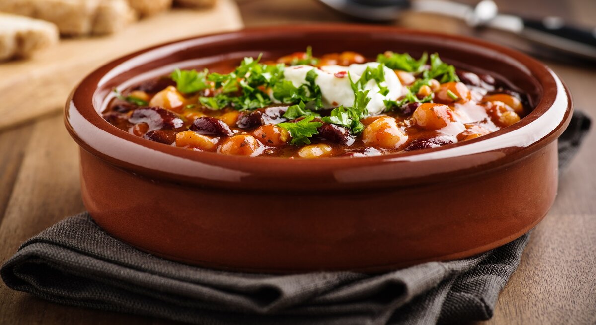 Eine Schüssel Kichererbsen-Chili mit frischer Petersilie.