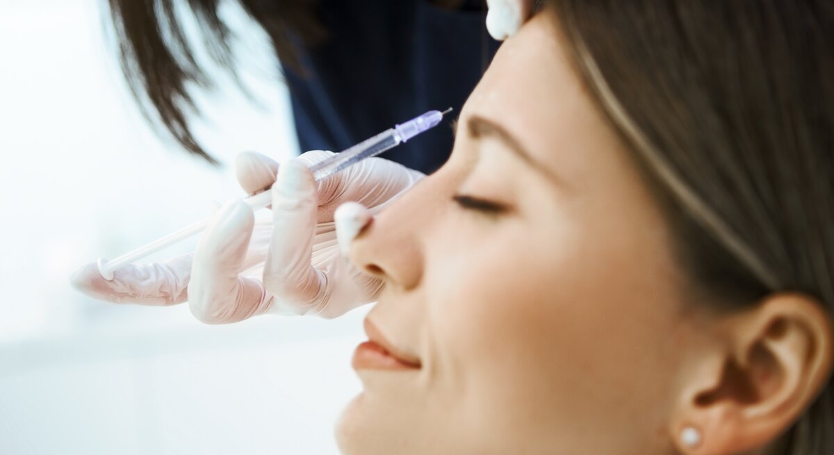 Frau bekommt eine Injektion im Rahmen einer Beauty-Behandlung