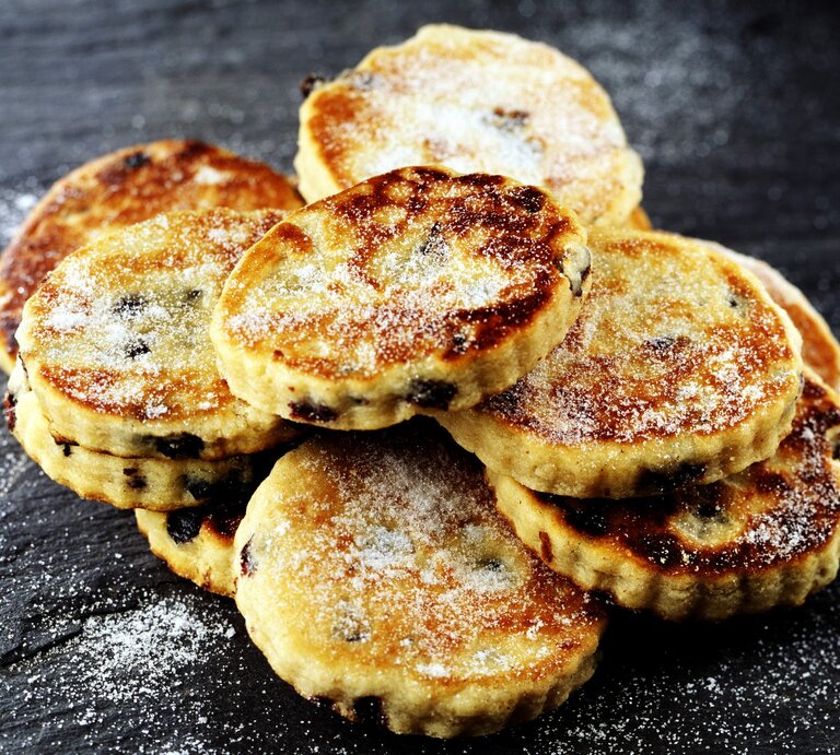 Mehrere Welsh Cakes auf einem dunklen Schieferuntergrund. | © Gettyimages/ Joff Lee