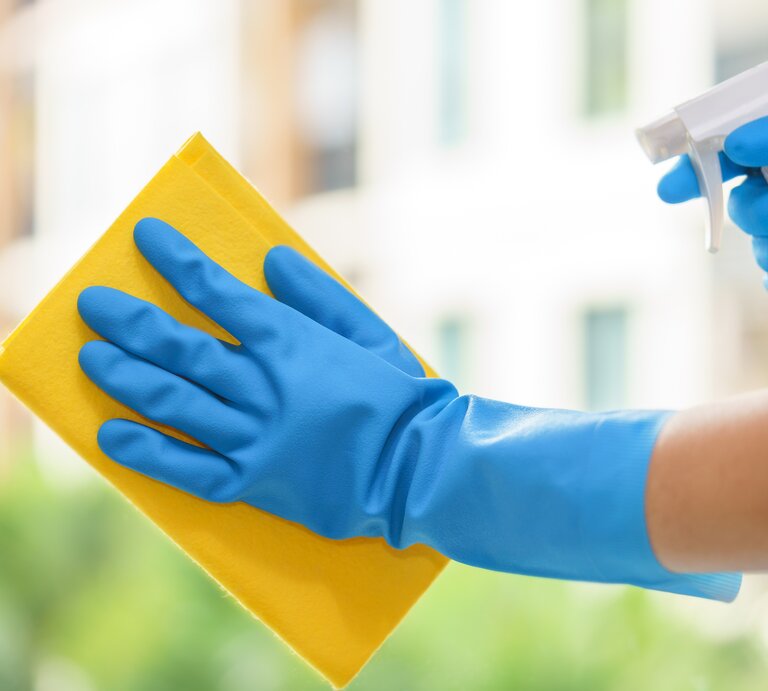 Reinigung mit einem Mikrofasertuch. | © iStock / KittisakJirasittichai