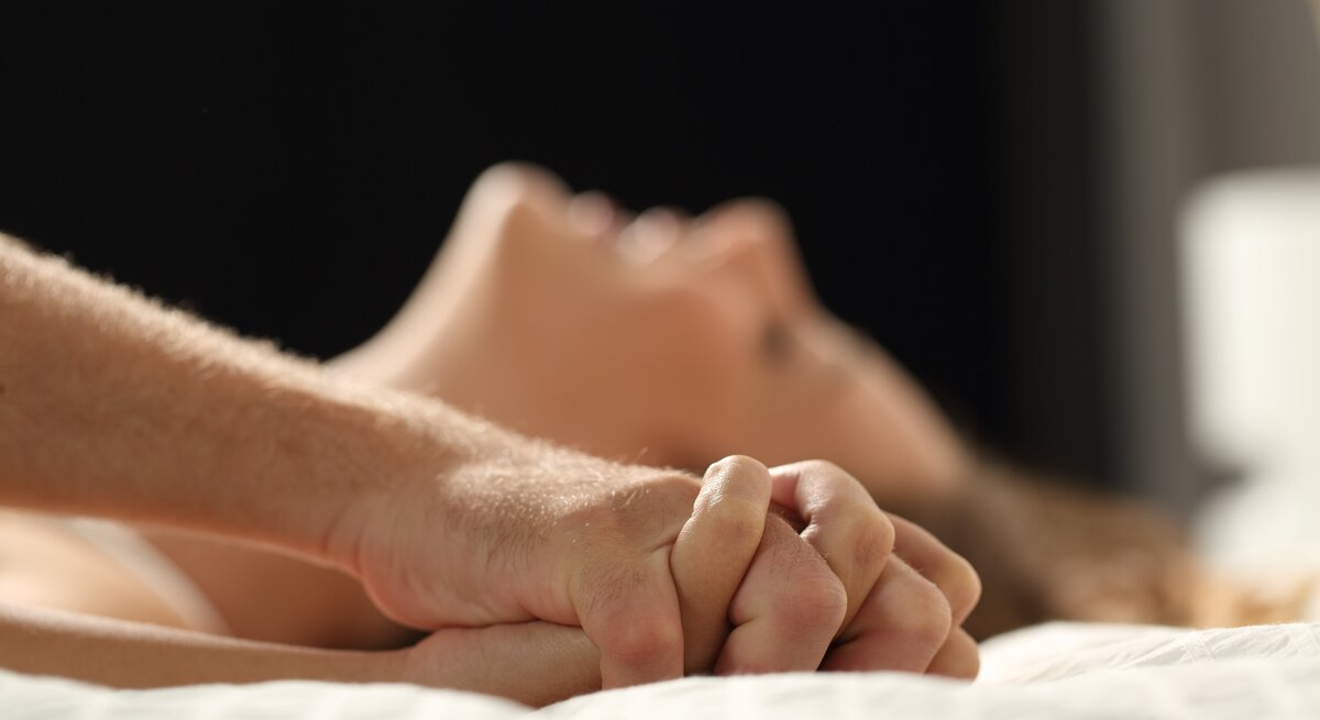 Frau und Mann haben Sex