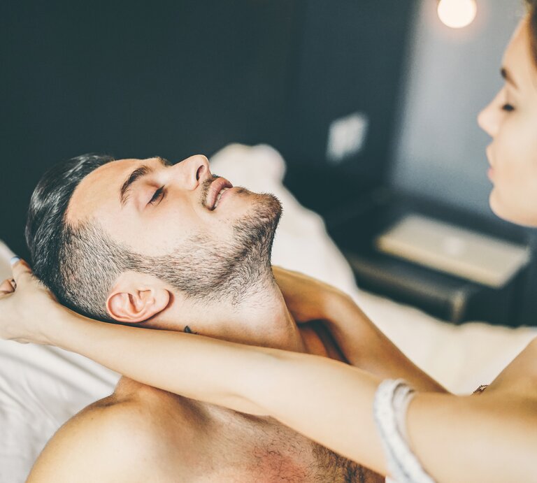Junges Paar im Bett. | © Shutterstock/AlessandroBiascioli