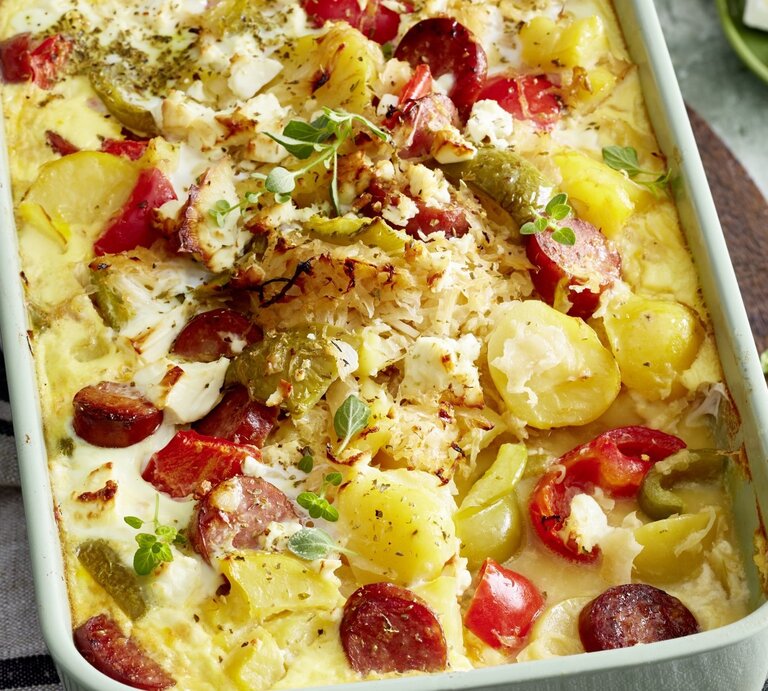 In einer Auflaufform ist eine Portion Ungarischer Sauerkraut-Auflauf serviert. Das Gericht ist mit Oregano garniert. | © EAT CLUB / Isabell Triemer