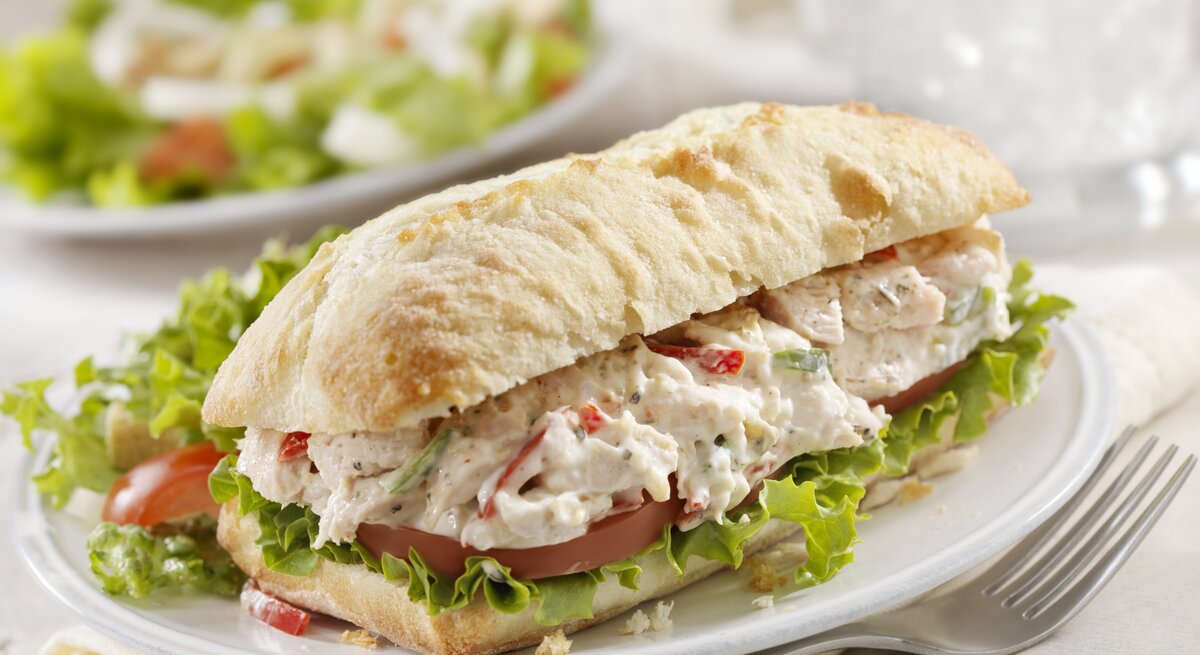 Hähnchen-Aufstrich mit Salat auf Brötchen. 