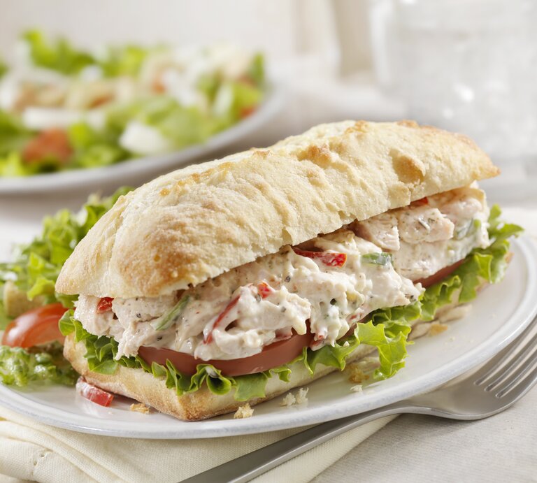 Hähnchen-Aufstrich mit Salat auf Brötchen.  | © Getty Images/LauriPatterson