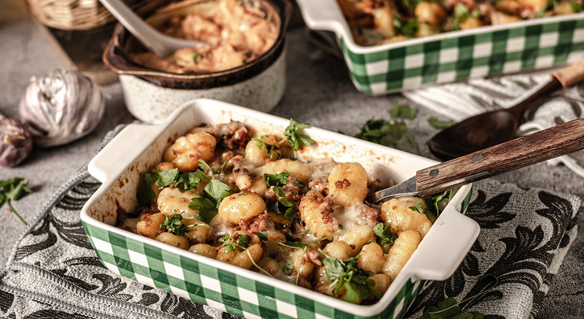 Auflaufform mit Gnocchi, Hackfleisch und Käse