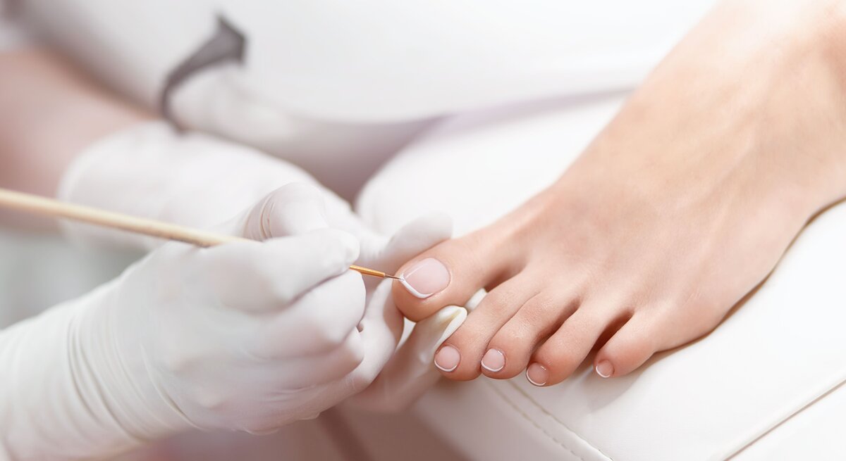 Professionelle Pediküre bzw. Nagelpflege an einem Frauenfuß